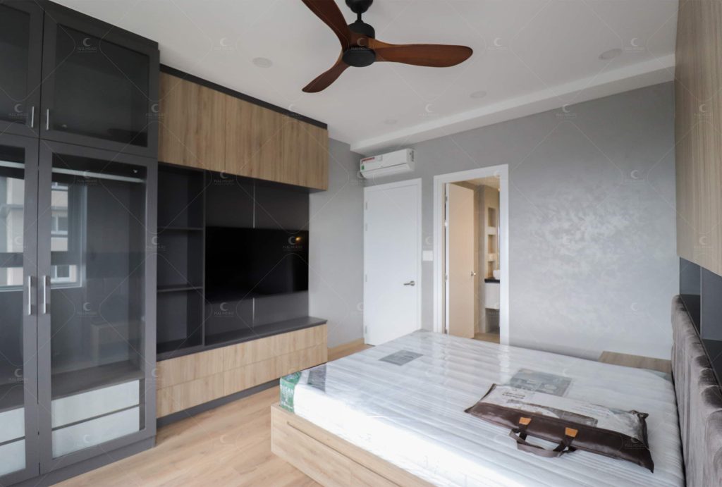 Phòng ngủ thiết kế đầy cá tính với hệ kệ tủ gỗ viền đen mạnh mẽ