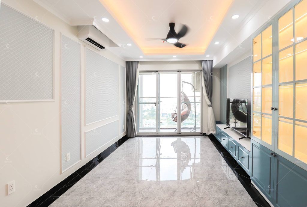 Phân chia mảng tường theo “tỷ lệ vàng” giúp mở ra khoảng không mang đậm tính cổ điển, đầy sang trọng và đẳng cấp