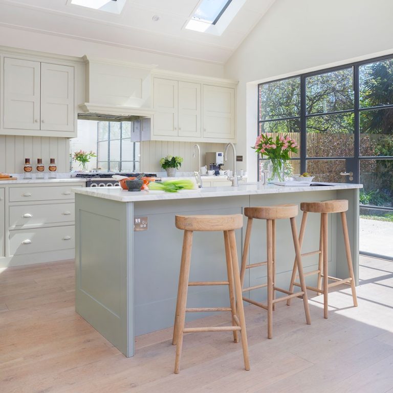 Với thiết kế truyền thống, đảo bếp được sử dụng như một chiếc tủ đựng đồ dùng nhà bếp có hệ thống ngăn tủ phía dưới