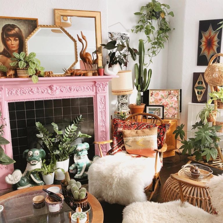 Phong cách Maximalism đẩy mạnh việc sử dụng màu với hiệu ứng đồ họa hoặc nghệ thuật abstract ấn tượng.